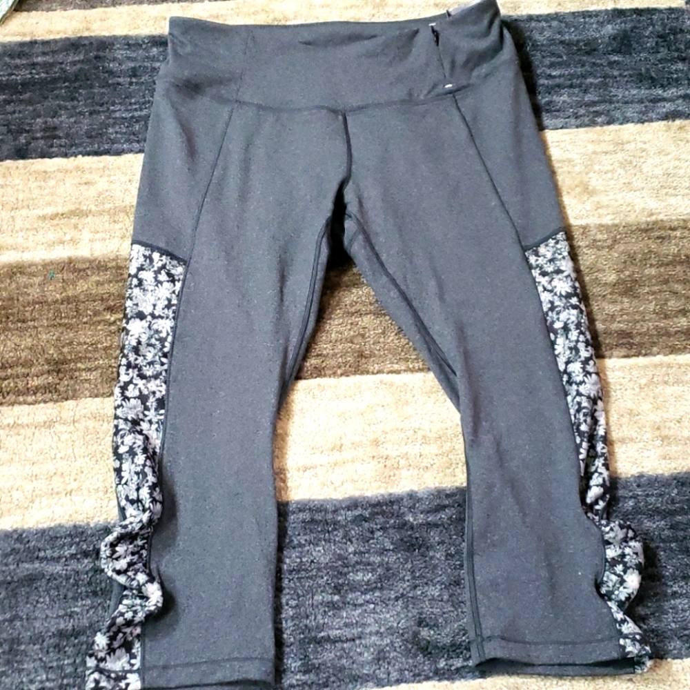 - Calia by Carrie Underwood capri